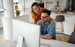 Paar sucht auf Karte (Preisatlas) im Internet/ homeday nach besten Kaufpreis für Immobilie in Rostock. Mit Urban Nature jetzt den besten Kaufpreis finden!