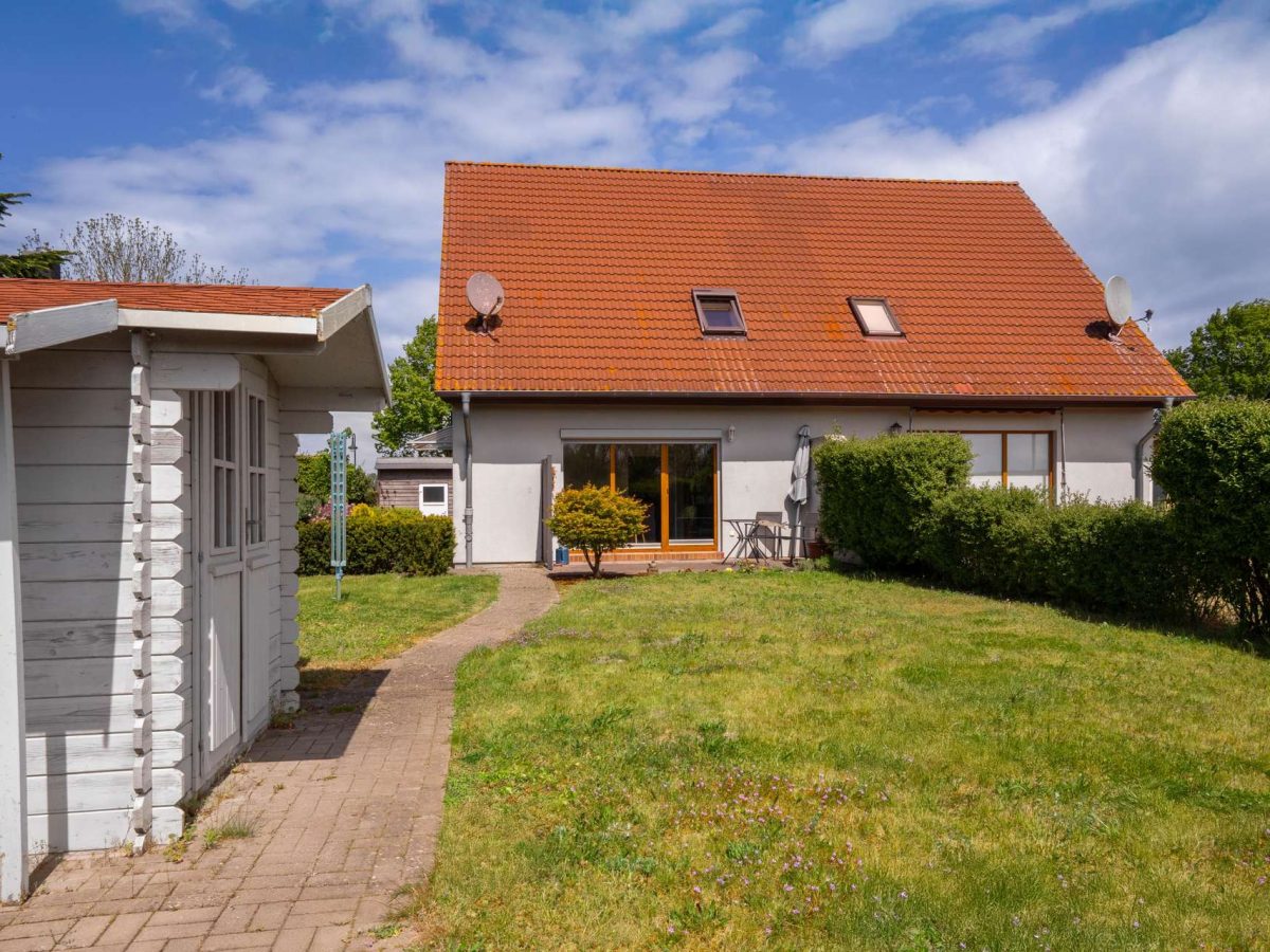 Blick vom Garten zum Haus