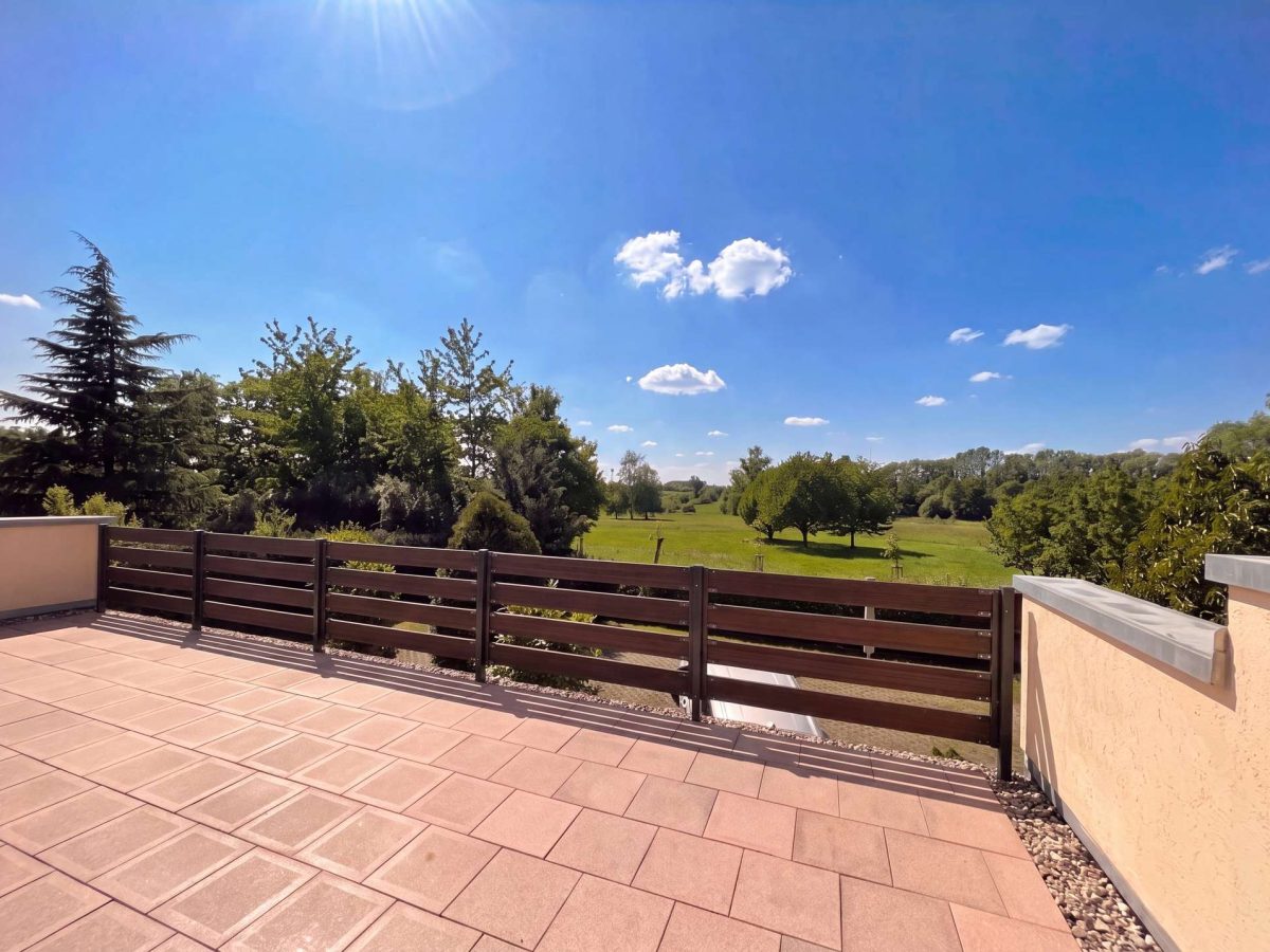 Terrasse (von Küche & Wohnen begehbar)