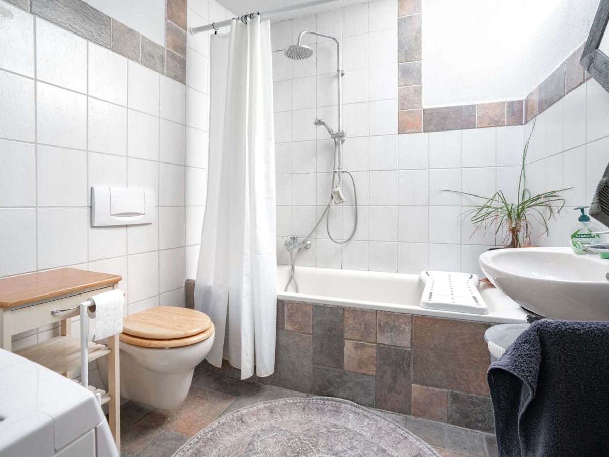 Bad mit Wanne EG