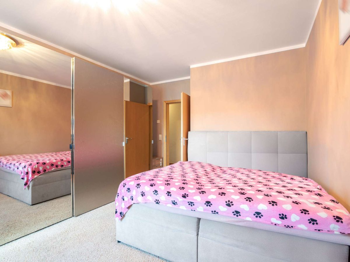 Schlafzimmer 1.2