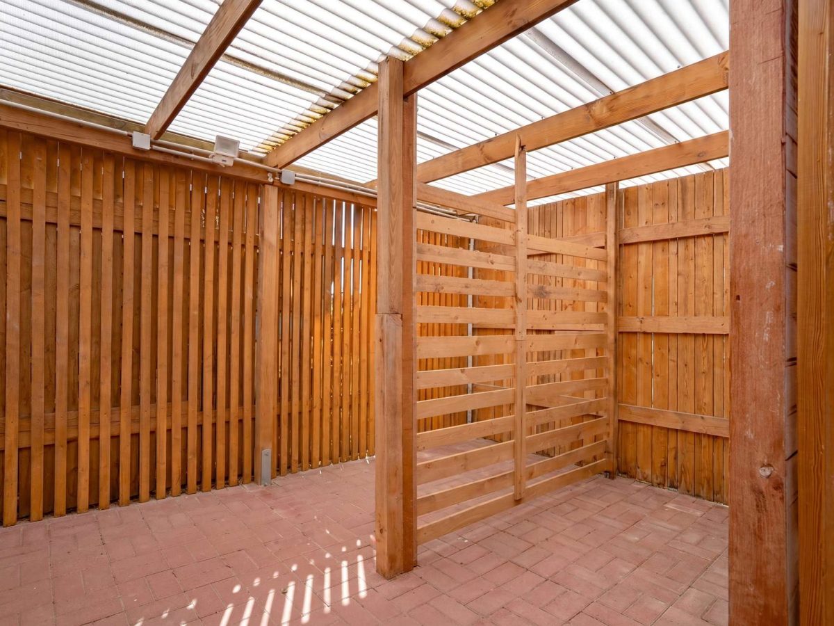 Schuppen hinter der Garage